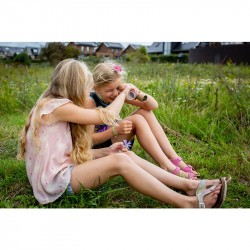 Kaléidoscope enfant Huckleberry avec deux petites filles qui regardent