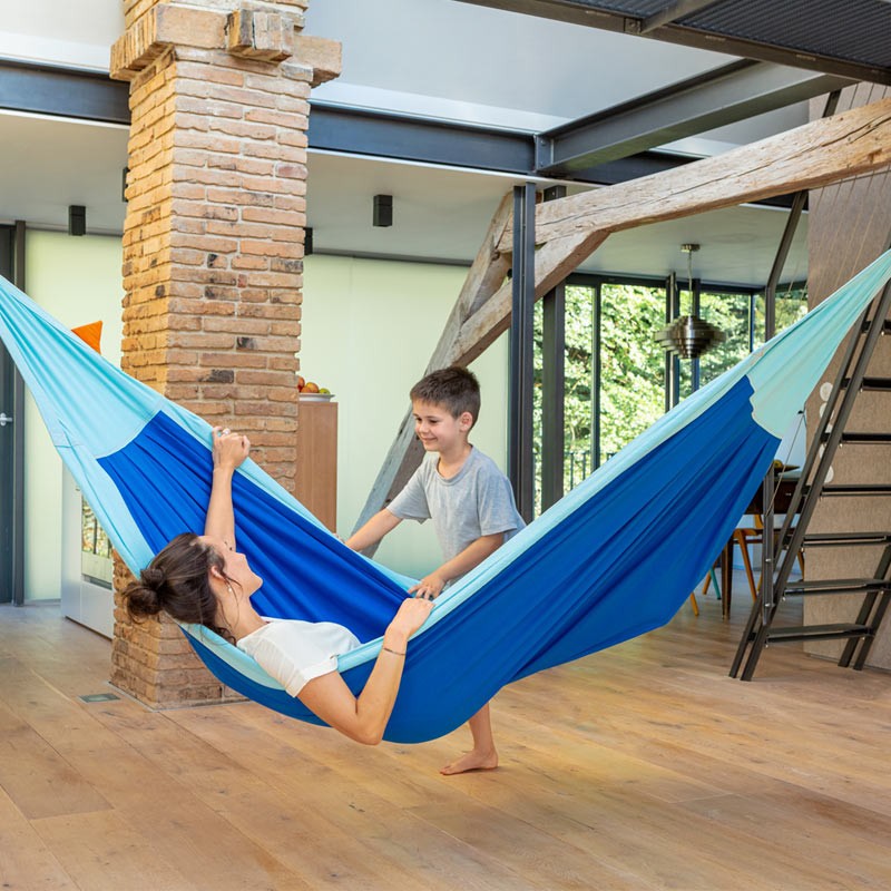 Hamac enfant Moki La Siesta Dolphy avec maman et garçon salon