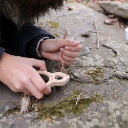 Loupe enfant incassable en bois Huckleberry mains