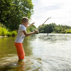 Kit de pêche pour enfant : fil et hameçon Huckleberry enfant qui pêche