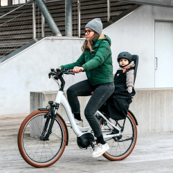 Tablier pour siège vélo enfant - Rainette - Noir avec des bretelles oranges - jour