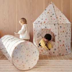 Enfants quijouent avec le tunnel Pop Up Liewood - Emmanuel