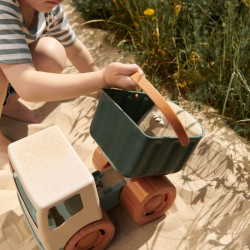 Enfant qui jour avec le camion de sable Liewood - Beck