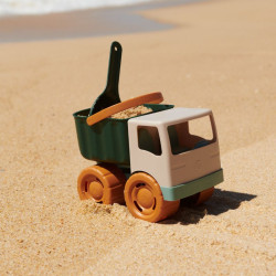 Camion de sable Liewood - Beck sur le sable.