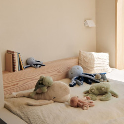 Peluche Crabe Liewood - Berto sur un lit d'enfant