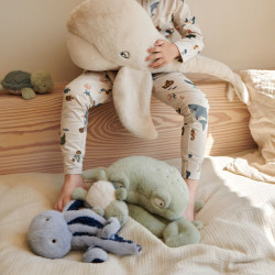 Enfant avec Peluche Crabe Liewood - Berto