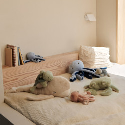 Peluche Pieuvre Binnie - Liewood sur un lit d'enfant