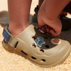 Enfant qui met Sabot enfant Liewood - Milas