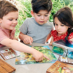 Enfant squi jouent à Find the code Haba - Îles des Pirates
