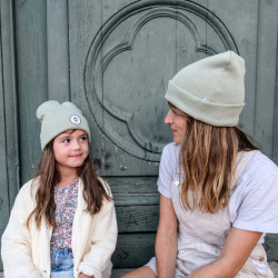 Parent et enfant avec Bonnet Poule Party loup