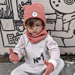 Enfant avec le bonnet Poule Party
