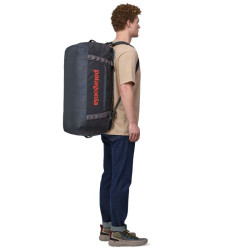 Homme qui porte Black Hole Duffel 70L - Patagonia