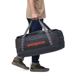 Homme qui porte à la main Black Hole Duffel 70L - Patagonia