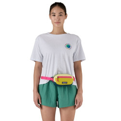 femme avec Terravia Mini Hip Pack - Patagonia - Buttercup Yellow  à la taille
