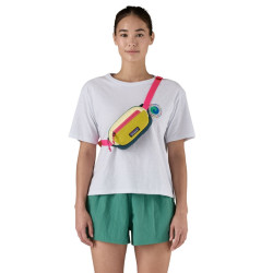femme avec Terravia Mini Hip Pack - Patagonia - Buttercup Yellow  en bandoullière