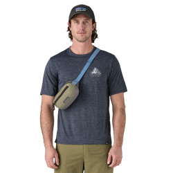 Homme avec Terravia Mini Hip Pack - Patagonia - River Rock Green  en bandoulière