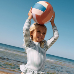 enfant qui joue avec Ballon de Volley Ball Villa - Liewood