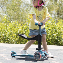 Enfant avec Trottinette évolutive Mini 3 en 1 Deluxe+ - Micro
