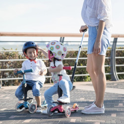 enfants assis sur Trottinette évolutive Mini 3 en 1 Deluxe+ - Micro