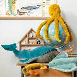 Grande baleine d’activités - Moulin Roty sur un meuble