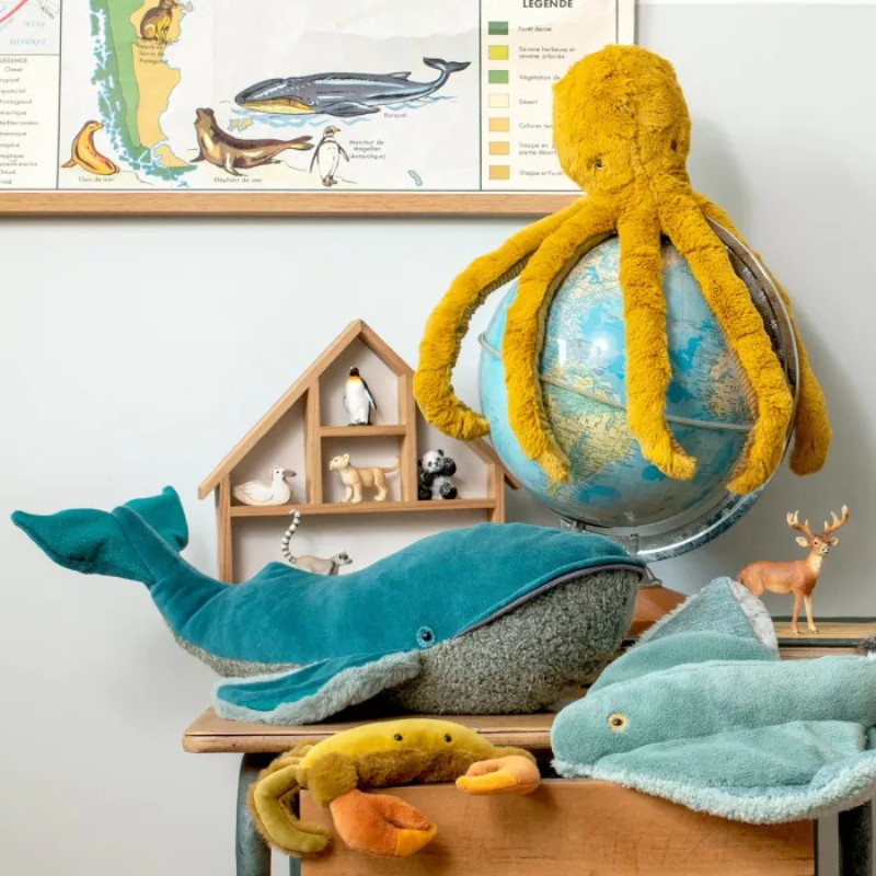 Grande baleine d’activités - Moulin Roty sur un meuble