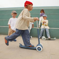 enfant qui fait de la Trotinette Vélo Enfant Eco - Banwood