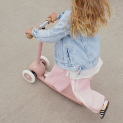 fille qui fait de la Trotinette Vélo Enfant Eco - Banwood - Dusty Rose