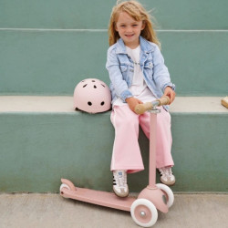 fille assise et Trotinette Vélo Enfant Eco - Banwood - Dusty Rose