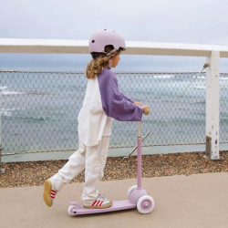 fille qui fait de la  Trotinette Vélo Enfant Eco - Banwood - Lavande