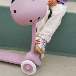 jambe de fille avec la  Trotinette Vélo Enfant Eco - Banwood - Lavande