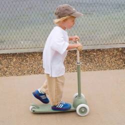enfnat avec la Trotinette Vélo Enfant Eco - Banwood - Olive