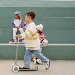 enfant qui fait de la Trotinette Vélo Enfant Eco - Banwood - Olive