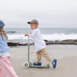 enfant sur la plage avec la Trotinette Vélo Enfant Eco - Banwood - Olive