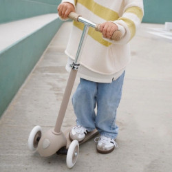 enfant avec Trottinette Vélo Enfant Eco - Banwood - Sable