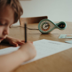 enfant avec Réveil éducatif Kidyalarm - Kidywolf - Menthe