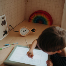 enfant qui travaille avec Réveil éducatif Kidyalarm - Kidywolf - Melon