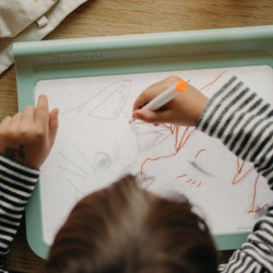 Enfant qui dessine sur Tablette lumineuse pour enfant - Kidydraw Pro - Kidywolf