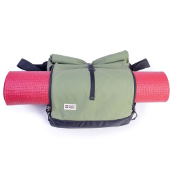 tapis de yoga rangé dans Besace rolltop Norrebro - Mero Mero - Cypress Green