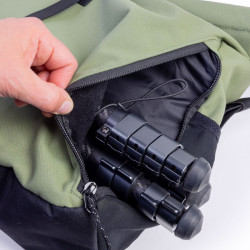 trépied rangé dans Besace rolltop Norrebro - Mero Mero - Cypress Green