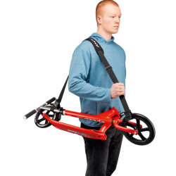 homme avec Sangle de transport pour draisienne - Tragegurt Buddy - Puky