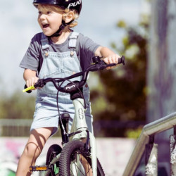 enfant sur Vélo 14″ - LS-PRO 14 - Puky - Ash Blue