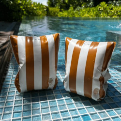Brassard de natation pour enfants de 0 à 2 ans - Swim Essentials - Brun/Blanc près de la piscine