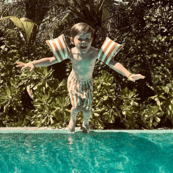 enfant qui saute dans l'eau avec Brassard de natation pour enfants de 0 à 2 ans - Swim Essentials - Brun/Blanc