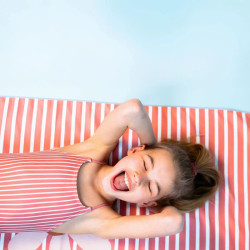 fille sur Serviette de bain pour enfant en microfibre 135 x 65 cm - Swim Essentials - Daisy Flower