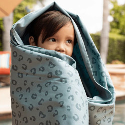 enfant enveloppé dans Grande serviette enfant - Serviette de bain en microfibre 180 x 90 cm - Swim Essentials - Léopard