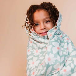 fille enveloppée dans Grande serviette enfant - Serviette de bain en microfibre 180 x 90 cm - Swim Essentials - Florish
