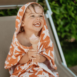 enfant avec Serviette enfant - Poncho de bain en mousseline -  Swim Essentials - Seastar