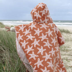 enfant de dos avec Serviette enfant - Poncho de bain en mousseline -  Swim Essentials - Seastar