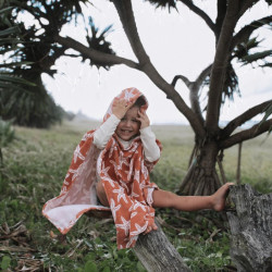 garçon avec Serviette enfant - Poncho de bain en mousseline -  Swim Essentials - Seastar