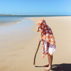 enfant qur la plage avec Serviette enfant - Poncho de bain en mousseline -  Swim Essentials - Seastar
